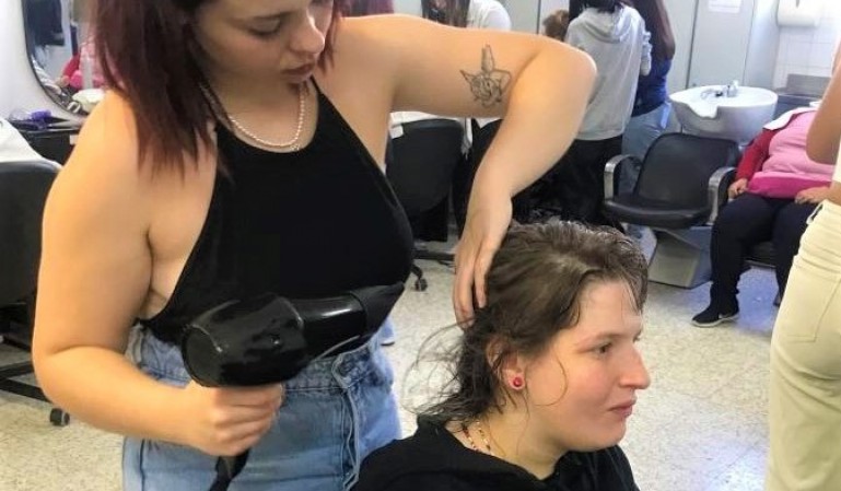 Sessão de beleza e bem-estar para clientes do CACI