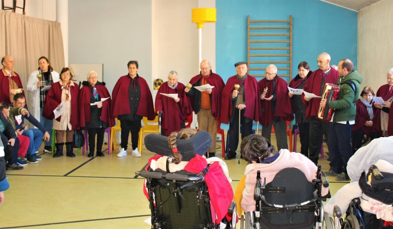 Utentes da Santa Casa da Misericórdia de Amarante vieram cantar as Janeiras ao CACI