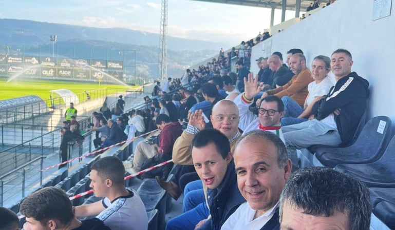 Clientes da Cercimarante assistem a jogo de futebol 